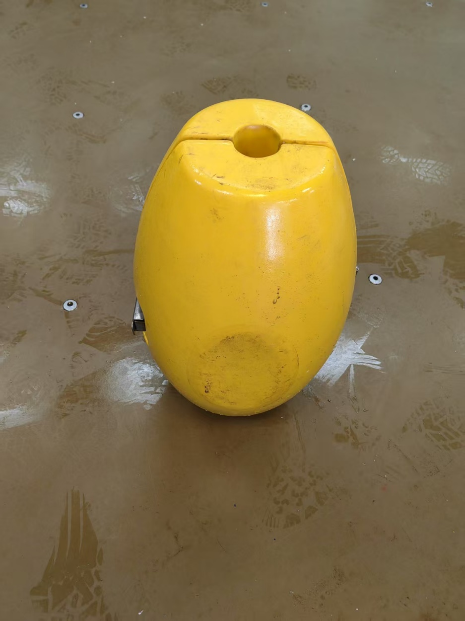 “嘉庚号”移动电视抓斗扣缆浮力球